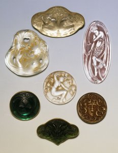 様々なガラスのブローチ、シール、ペンダント 作： Rene Jules Lalique