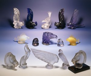 さまざまなガラスの車のマスコット（鳥、魚、馬、人間の頭） 作： Rene Jules Lalique
