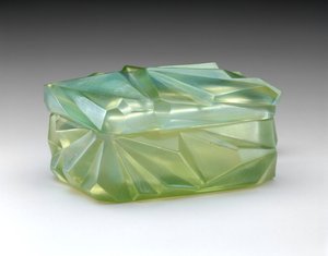 「ルバロンビック」シガレットボックス、c。 1929年（乳白色ガラス） 作： Reuben Haley