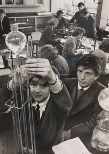 Sedgehill Comprehensive Schoolでの共学の科学クラス 作： John Pardon