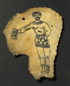スカートを履いた男性像の刺青が施された人間の皮膚（おそらくフランス人 作： John Pardon