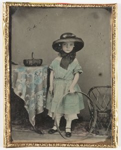 テーブルのそばでフープを持つ少女の肖像、1840-1890年頃 作： John Pardon