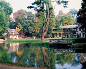 ヴェルサイユ宮殿の公園内にあるマリー・アントワネット王妃の離宮「王妃の館」。 作： Richard Mique