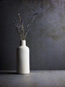 ミニマルなラベンダーの静物画
