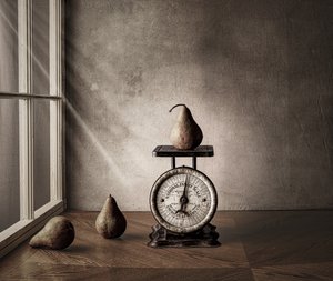 ヴィンテージの洋ナシと秤 作： 