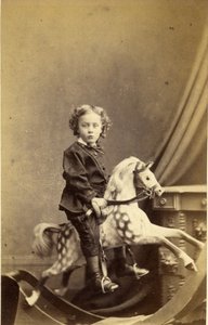 ロッキングホースに座っている少年、1860年代（アルブメンプリント） 作： Robert H. Preston