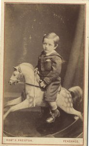 ロッキングホースに座っている少年、1870年代（アルブメンプリント） 作： Robert H. Preston