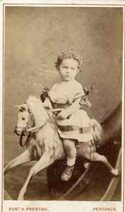 ロッキングホースに座っている少女、1860年代（アルブメンプリント） 作： Robert H. Preston