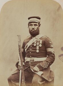 カラー軍曹J.スタントン、ロイヤルサッパーズアンドマイナーズ、1856年（セピア写真） 作： Robert Howlett