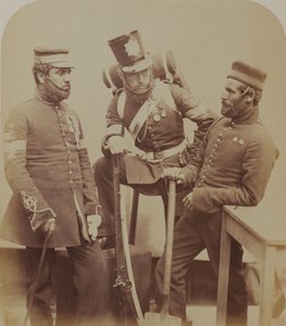 色軍曹J.スタントン、ケスターナイト、W。ブルース、ロイヤルサッパーズアンドマイナーズ、1856年（セピア写真） 作： Robert Howlett