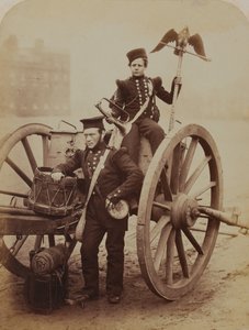 トランペッターのグリッテンとラング、王立大砲、1856年（セピア写真） 作： Robert Howlett