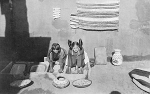 コーンミールを挽くホピ族のインド人女性、アリゾナ州ウォルピ、1912