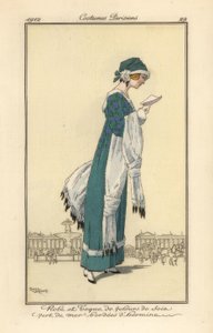 ベルベットのドレスとトークを身につけ、手紙を読む女性。