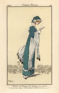 エルメスで縁取られた海緑色のシルク・ベルベットのドレスとトーク帽を身に着け、手紙を読む女性。トマソ・アントンギーニの『Journal des Dames et des Modes, A』に掲載されたロジャー・ブロダースの挿絵に基づく手彩色のポショワール（型染め）エッチング。 作： Roger Broders