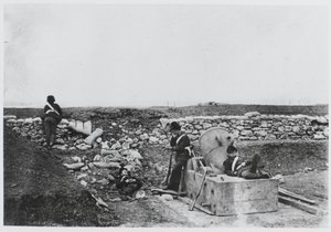 クリミア、迫撃砲台の静かな一日 作： Roger Fenton