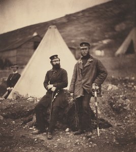 グラハム大尉とマクラウド大尉、第 42 連隊、1855 年、1856 年に印刷。 作： Roger Fenton