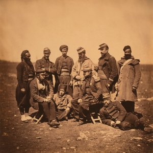 フランスのシセ将軍と将校や兵士のグループ、様々なスタイルの制服を着た肖像画、左にはズアーブが立っている、クリミア戦争、クリミア、ウクライナ 作： Roger Fenton
