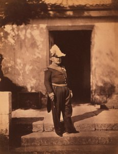 フランス人マレシャル・ペリシエ 制服と帽子を着て建物の前に立つ全身像 クリミア戦争 ウクライナ・クリミア共和国