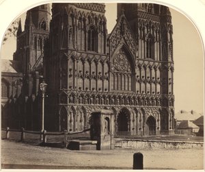 1858 年、北西から見たリッチフィールド大聖堂。 作： Roger Fenton