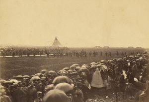 女王の到着前にライフルを試す 作： Roger Fenton
