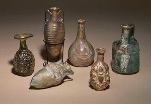 繊細なローマ風吹きガラスとカビ吹きガラスの化粧品フラスコのグループ、西暦1世紀 作： Roman