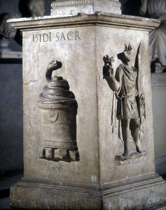 イシスに捧げられた祭壇。左：蛇のついた神秘的な石、右：アヌビス・ヘルメス。アヌビス・ヘルメス。蛇には「Iside Sacr」の文字が刻まれている。2世紀。ローマ、カピトリーニ美術館 作： Roman