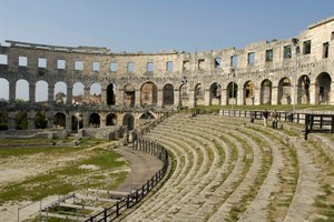 プーラの円形劇場（クロアチア 作： Roman