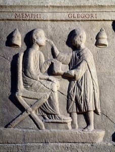 患者の目を診る眼科医（下段レリーフ、2世紀