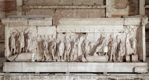 皇帝トラヤヌス（TraianusまたはTraiano）（117-120年）の事実を辿るトラヤヌスのアナグリフ（またはそれ以上）：皇帝が貧しい子供や孤児のために行った慈善活動の場面。エンボス加工された大理石のストッキング。薄暗い。521x16 cm ローマ、フォロ・ロマーノ（ローマの広場）、教皇庁