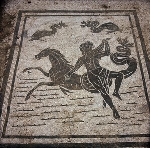古代のオスティア（Ostia）。Place des Corporations（企業広場）。サブラータ船員公社のモザイク。天女と海馬。 作： Roman
