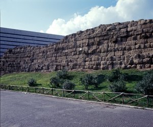 古代ローマ、アルカイック期：姉妹王セルヴィウス・トゥリウスが建設したローマ市の最初の囲いであるセルビアの壁（ムラ・セルヴィアン）の遺跡の風景。紀元前6世紀 イタリア 作： Roman