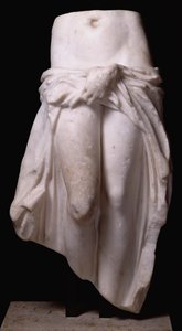 衣服を持つアフロディーテ トリポリ出土 前370～24年頃（大理石製 作： Roman