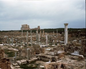 考古学的遺跡とローマ劇場（2-3世紀 作： Roman