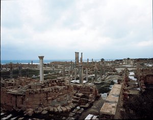 考古学的遺跡とローマ劇場（2-3世紀 作： Roman