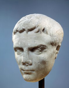 古代ローマのアート。アウグストゥスの顔（オクタヴィアヌスまたはオクタヴィアン、紀元前63年から紀元後14年。ローマの初代皇帝。紀元前27年から20年の間にコスで発見された彫刻）。)パリ、ルーヴル美術館（Musee Du Louvre 作： Roman