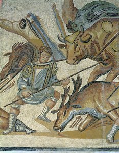 剣闘士と動物の間の戦い、雄牛を槍で突く剣闘士の詳細、320 AD（モザイク） 作： Roman