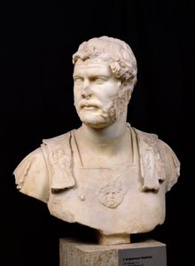 クレタ（大理石）で見つかったハドリアヌス帝の胸像（76-138） 作： Roman