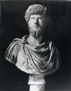 皇帝ルシウス・ヴェルスの胸像（西暦138-169年）（大理石）（白黒写真 作： Roman