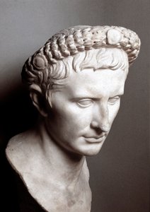 ローマ皇帝アウグストゥス（ガイウス・ユリウス・シーザー・オクタヴィアヌス）の胸像（紀元前63年～紀元後14年） ローマ、カピトリーニ美術館 - ローマ皇帝アウグストゥス（ガイウス・ユリウス・シーザー・オクタヴィアヌス）の胸像（紀元前63年～紀元後14年）。マーブル。カピトリーニ美術館（ローマ、イタリア 作： Roman