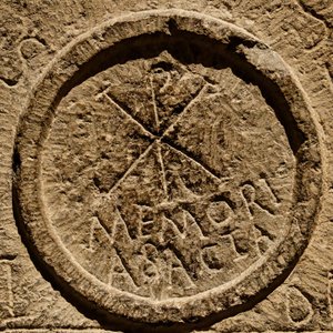 北アフリカ、西暦4世紀頃のイエスキリストの名前の略語を描いた祭壇の石の詳細 作： Roman