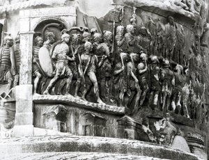 マルクス・アウレリウスの列柱（コロンナ・アントニーナ）」AD180-196年（大理石）の詳細（モノクロ写真 作： Roman