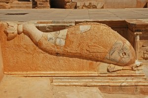 イルカの彫刻 リビア、サブラタのローマ劇場プロセニアムの浅浮彫り 紀元後2世紀 作： Roman