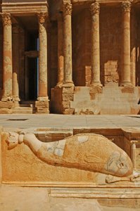 舞台前のイルカの彫刻、リビア、サブラタ、西暦190年頃 作： Roman