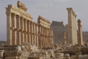 2世紀前半に建てられた17世紀のアラブの城であるQalaat Ibn Maanに通じる列柱通りの最初の部分 作： Roman