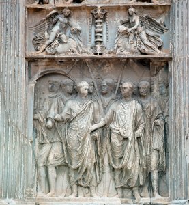 トラヤヌス帝（TraianusまたはTraiano）（53-120）は、紀元後99年にゲルマニアから帰国した際、ローマの前任者であるPraefectus Urbisによってフォーラムに赴く。低浮き彫り。ベネヴェント、アルコ・トライアネオ ©Luisa Ricciarini/Leemage 作： Roman