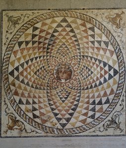 ギリシャ、コリントのローマ時代の別荘で発見されたディオニュソスを中央に配した幾何学模様のモザイク（ローマ文明、紀元後2世紀後半から3世紀前半）。 作： Roman