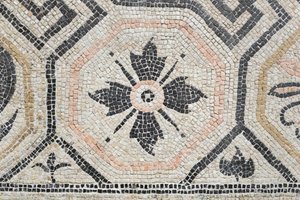 サン・ロッキーノ通りドムスの幾何学模様、紀元後2世紀（モザイク画） 作： Roman