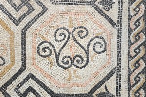 サン・ロッキーノ通りドムスの幾何学模様、紀元後2世紀（モザイク画） 作： Roman