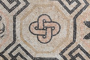 サン・ロッキーノ通りドムスの幾何学模様、紀元後2世紀（モザイク画） 作： Roman