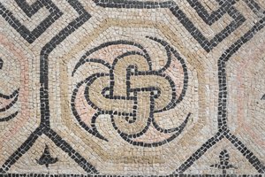 サン・ロッキーノ通りドムスの幾何学模様、紀元後2世紀（モザイク画） 作： Roman